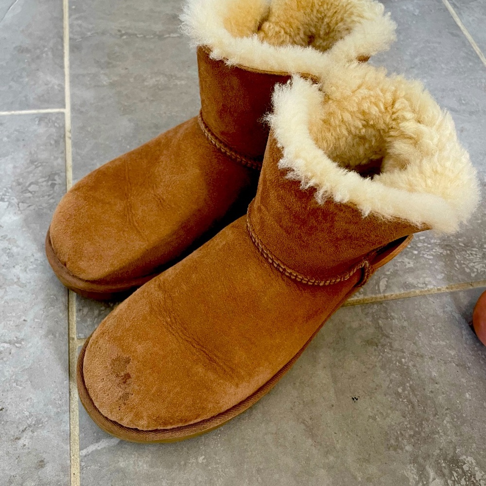 Ugg chestnut bootie with button. Girls size 6